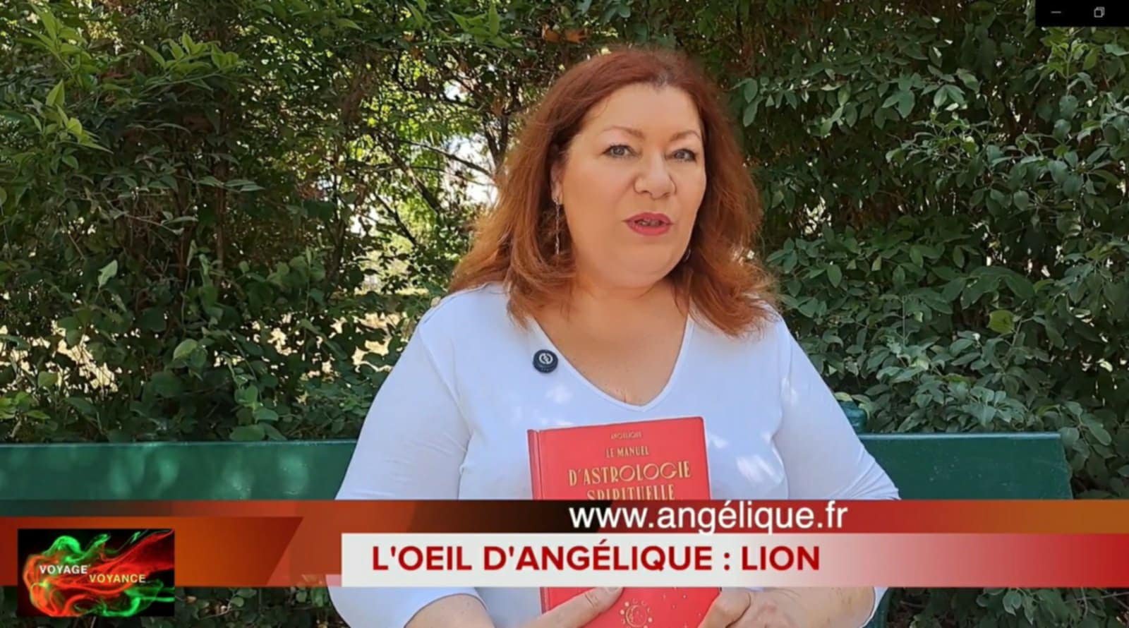 Angélique astrologue présente le signe du lion ainsi que son livre sur la chaine Voyage Voyance